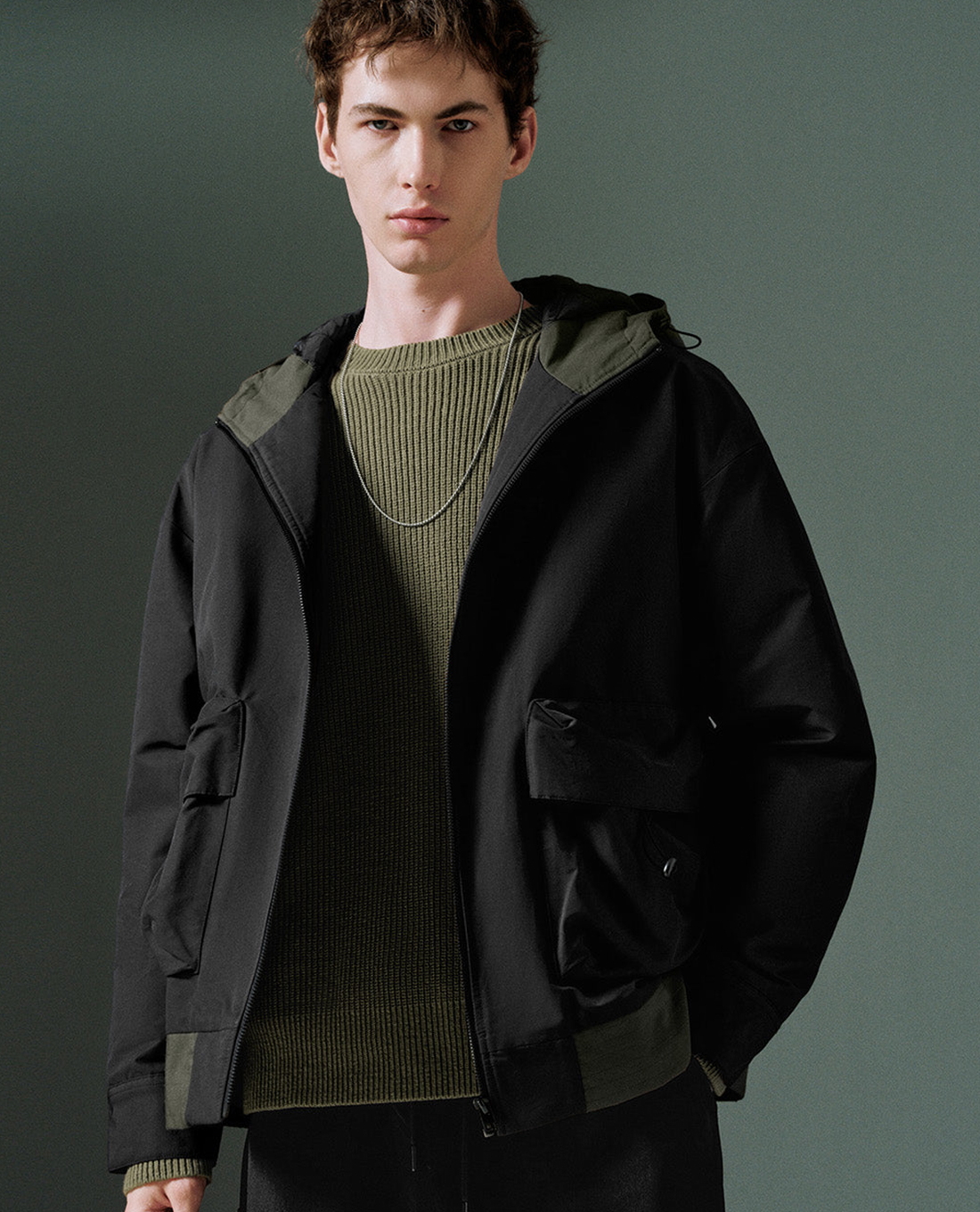 URBAN REVIVO - Áo khoác nam phối mũ Oversized Flap Pocket