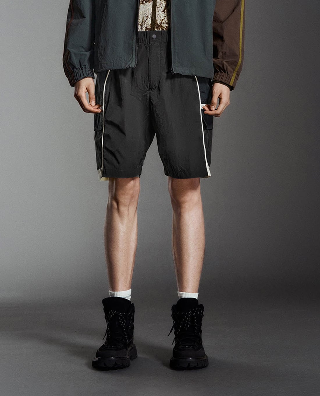 URBAN REVIVO - Quần short nam ngang gối Loose