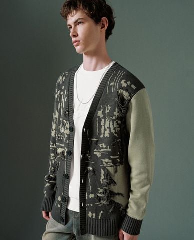  URBAN REVIVO - Áo khoác cardigan nam cổ V tay dài Button Up 