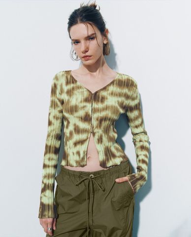  URBAN REVIVO - Áo khoác cardigan nữ cổ V tay dài in họa tiết nổi bật 