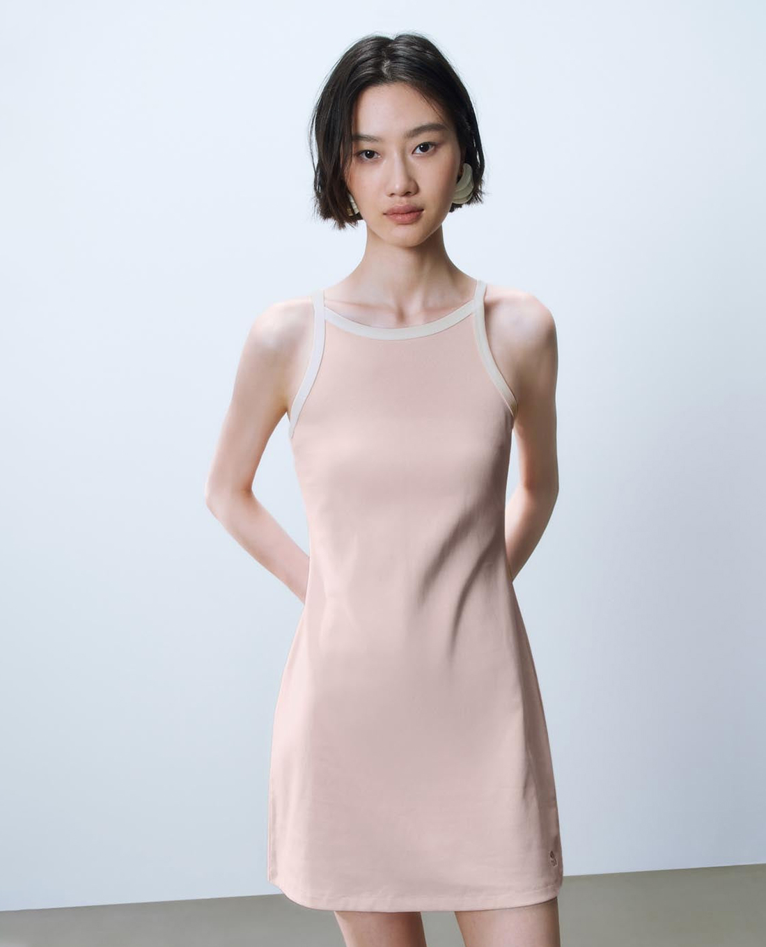 URBAN REVIVO - Đầm sát nách hai dây mini Halter