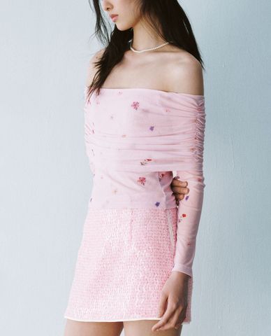  URBAN REVIVO - Áo trễ vai nữ tay dài in họa tiết hoa 