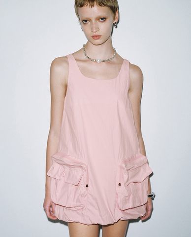  URBAN REVIVO - Đầm hai dây mini dáng phồng phối túi hộp 