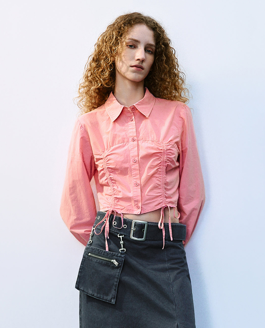 URBAN REVIVO - Áo sơ mi nữ tay dài phom croptop Button Up Straight