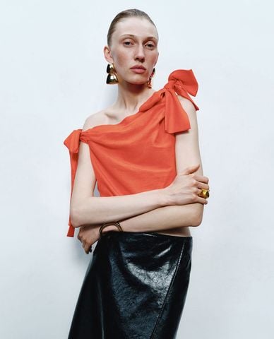  URBAN REVIVO - Áo kiểu nữ lệch vai thời thượng 