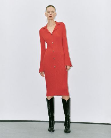  URBAN REVIVO - Đầm dệt kim phom midi cổ V tay dài 