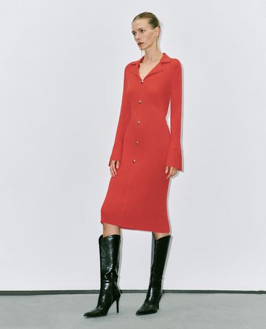  URBAN REVIVO - Đầm dệt kim phom midi cổ V tay dài 