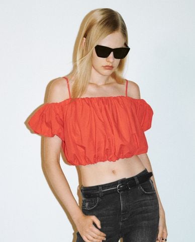  URBAN REVIVO - Áo trễ vai nữ tay phồng phom croptop Cami 