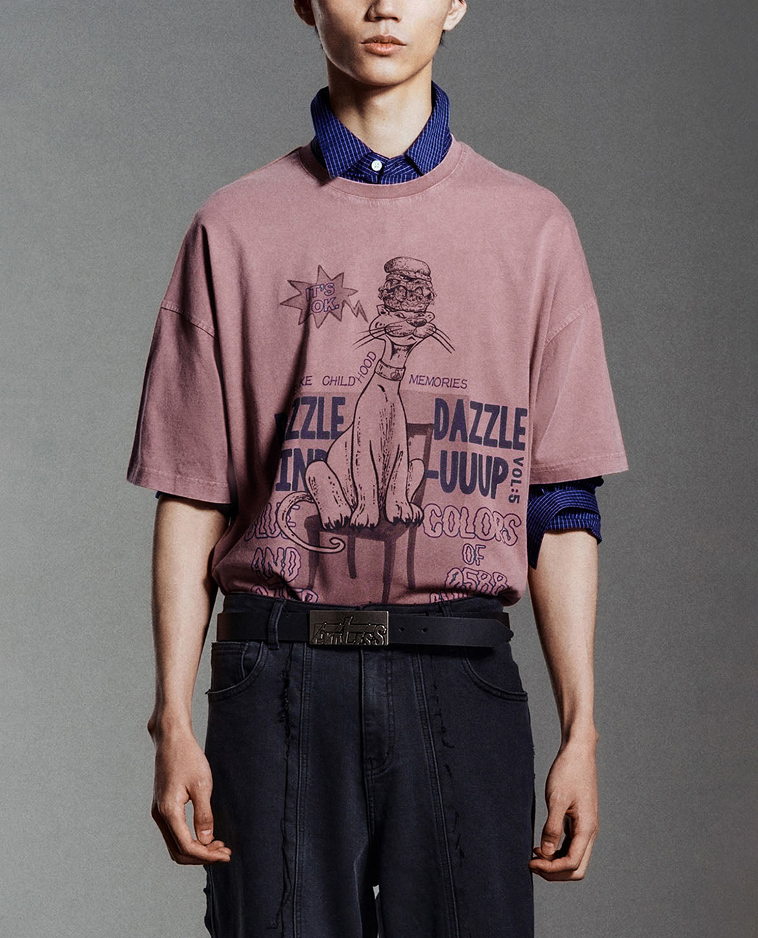 URBAN REVIVO - Áo thun nam cổ tròn in hình nổi bật