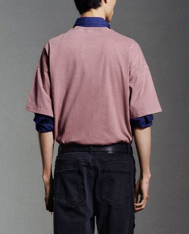  URBAN REVIVO - Áo thun nam cổ tròn in hình nổi bật 