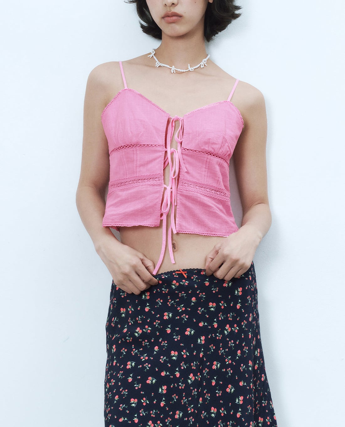 URBAN REVIVO - Áo hai dây nữ phom croptop hiện đại