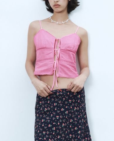  URBAN REVIVO - Áo hai dây nữ phom croptop hiện đại 