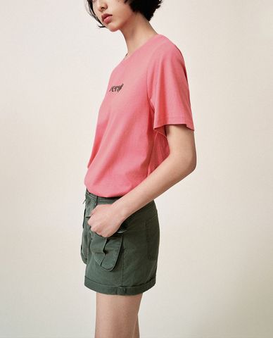  URBAN REVIVO - Áo thun nữ cổ tròn tay ngắn in chữ 