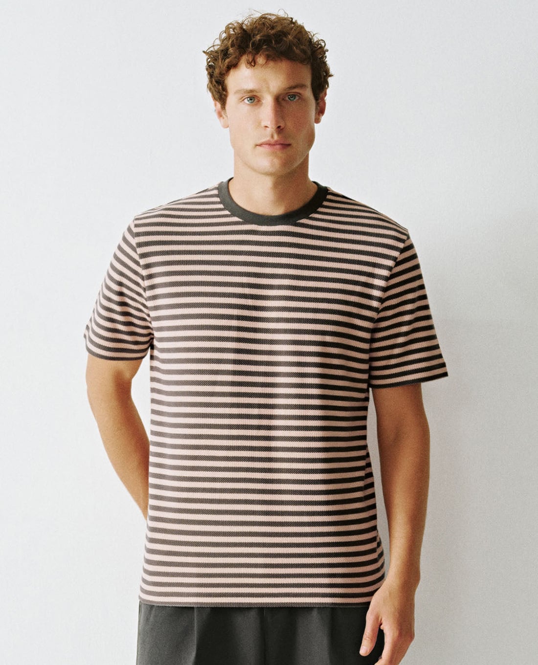 URBAN REVIVO - Áo thun nam cổ tròn tay ngắn kẻ sọc