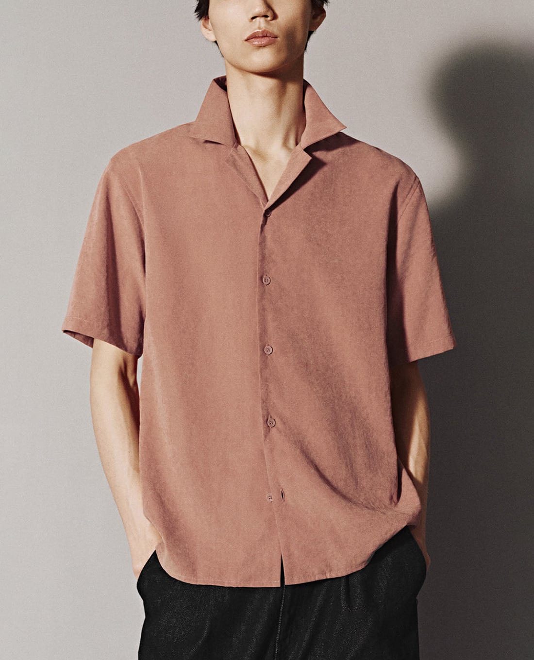 URBAN REVIVO - Áo sơ mi nam cổ bẻ tay ngắn Lapel