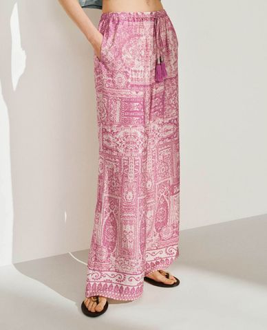  URBAN REVIVO - Quần nữ ống rộng lưng thun phối họa tiết 