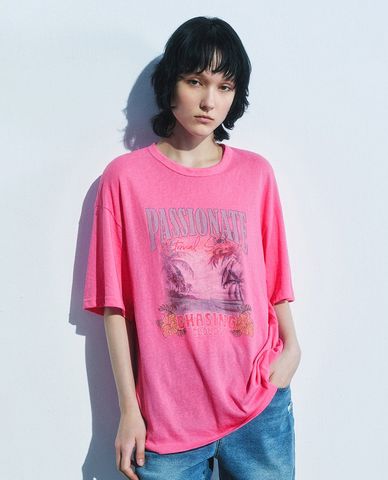  URBAN REVIVO - Áo thun nữ cổ tròn tay ngắn in hoạ tiết 