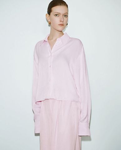  URBAN REVIVO - Áo sơ mi nữ cổ bẻ tay dài phom croptop 