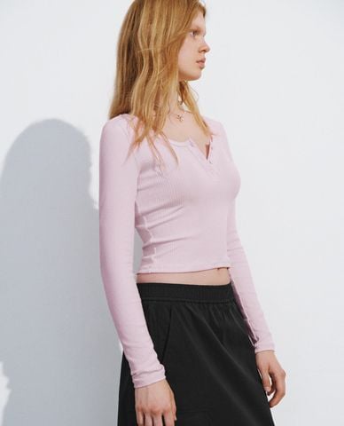  URBAN REVIVO - Áo thun nữ cổ V tay dài phom ôm 