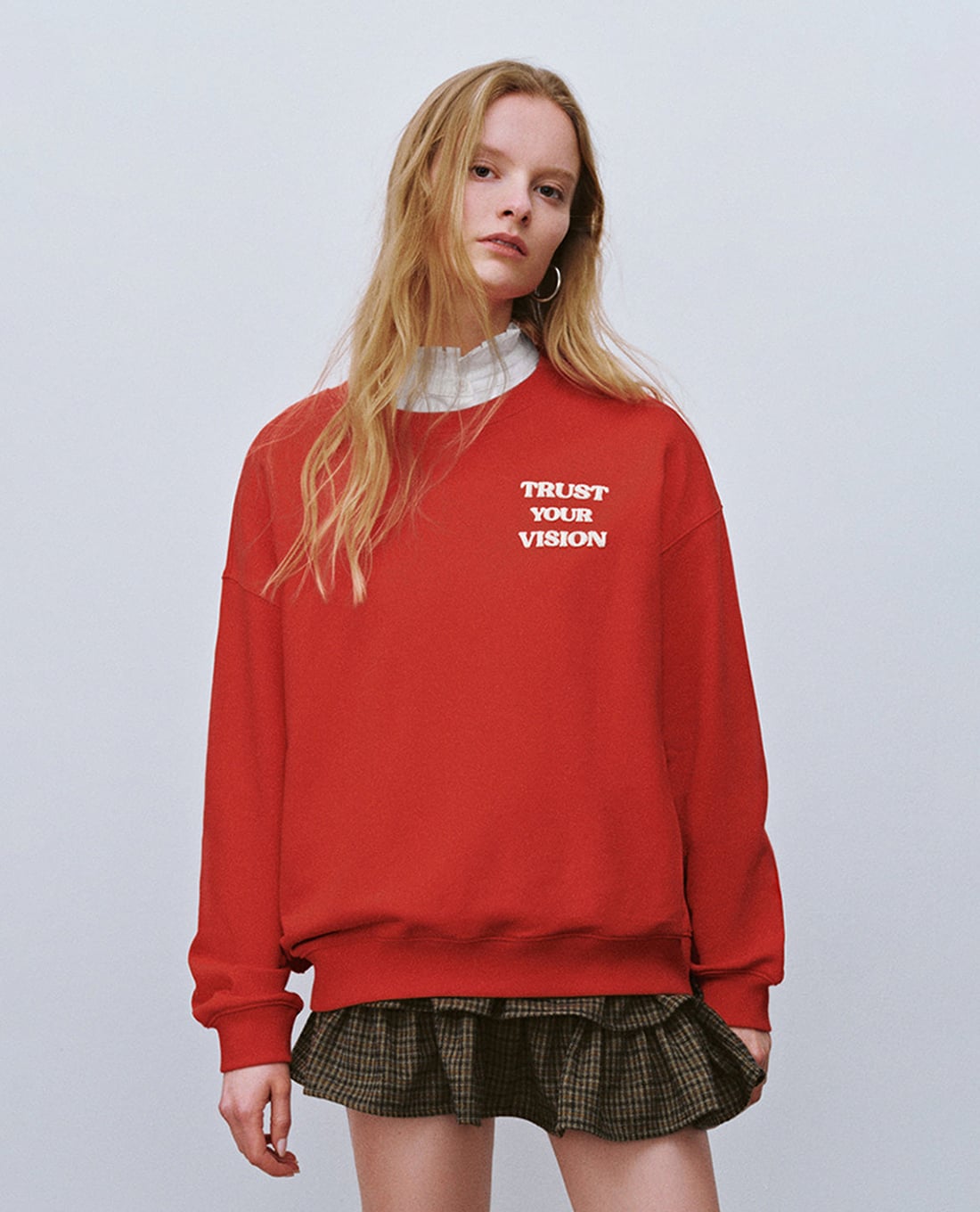 URBAN REVIVO - Áo sweatshirt nữ in chữ cá tính
