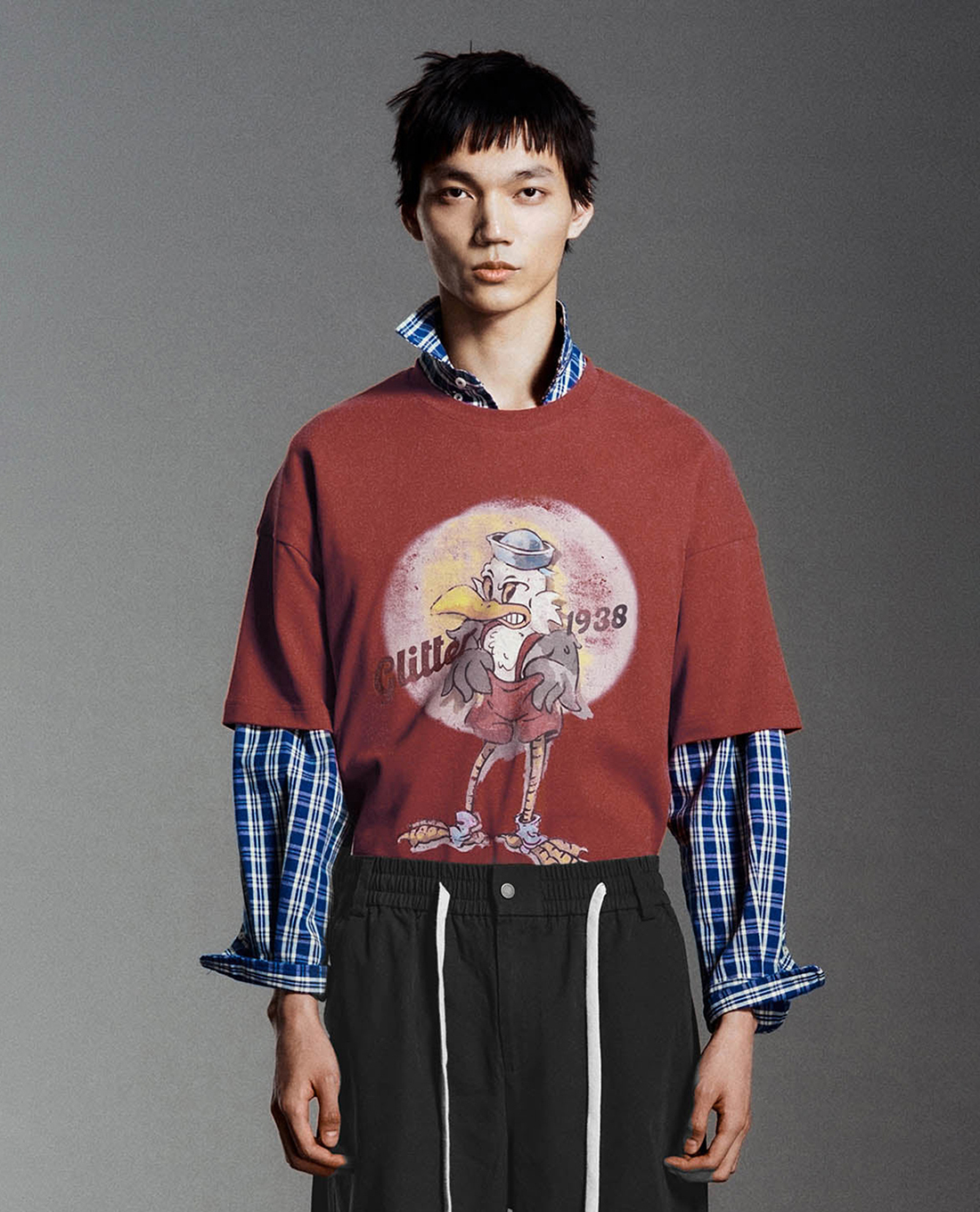 URBAN REVIVO - Áo thun nam cổ tròn in hình hiện đại