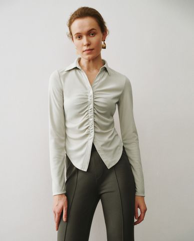  URBAN REVIVO - Áo sơ mi nữ cổ bẻ tay dài phom ôm nữ tính 