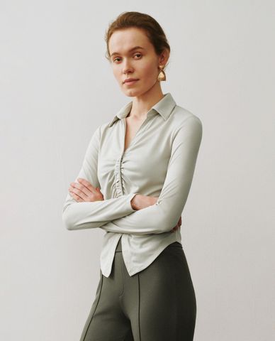  URBAN REVIVO - Áo sơ mi nữ cổ bẻ tay dài phom ôm nữ tính 