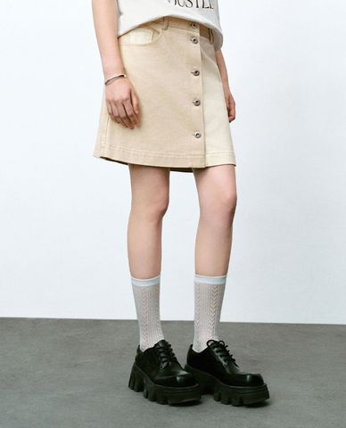  URBAN REVIVO - Chân váy chữ A mini hai màu cá tính 