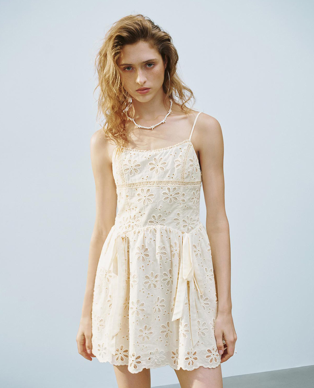 URBAN REVIVO - Đầm hai dây mini Bow Décor