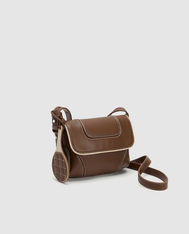  URBAN REVIVO - Túi đeo chéo nữ phom chữ nhật phối charm 