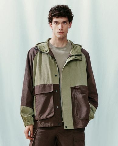  URBAN REVIVO - Áo khoác nam phối mũ phom rộng thời trang 