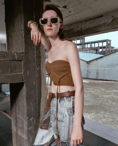  URBAN REVIVO - Áo kiểu nữ cúp ngực phom ôm Cropped 