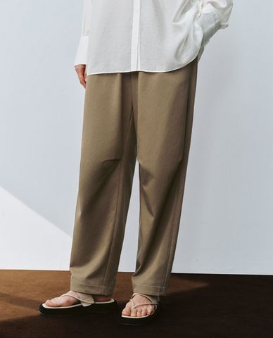  URBAN REVIVO - Quần nữ ống rộng lưng thun Carrot Fit 