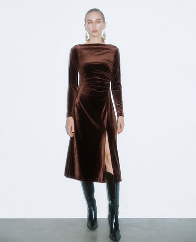  URBAN REVIVO - Đầm midi cổ thuyền tay dài phom ôm Ruched 