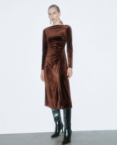  URBAN REVIVO - Đầm midi cổ thuyền tay dài phom ôm Ruched 