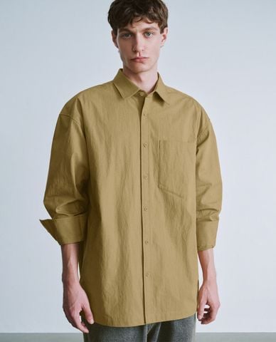  URBAN REVIVO - Áo sơ mi nam cổ bẻ tay dài phối túi vuông Button Up 