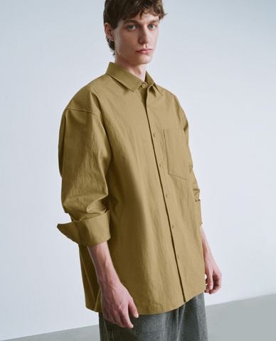  URBAN REVIVO - Áo sơ mi nam cổ bẻ tay dài phối túi vuông Button Up 