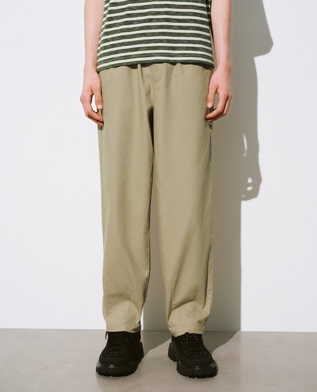 URBAN REVIVO - Quần ống rộng nam lưng thun Drawstring Waist Carrot