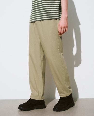  URBAN REVIVO - Quần ống rộng nam lưng thun Drawstring Waist Carrot 