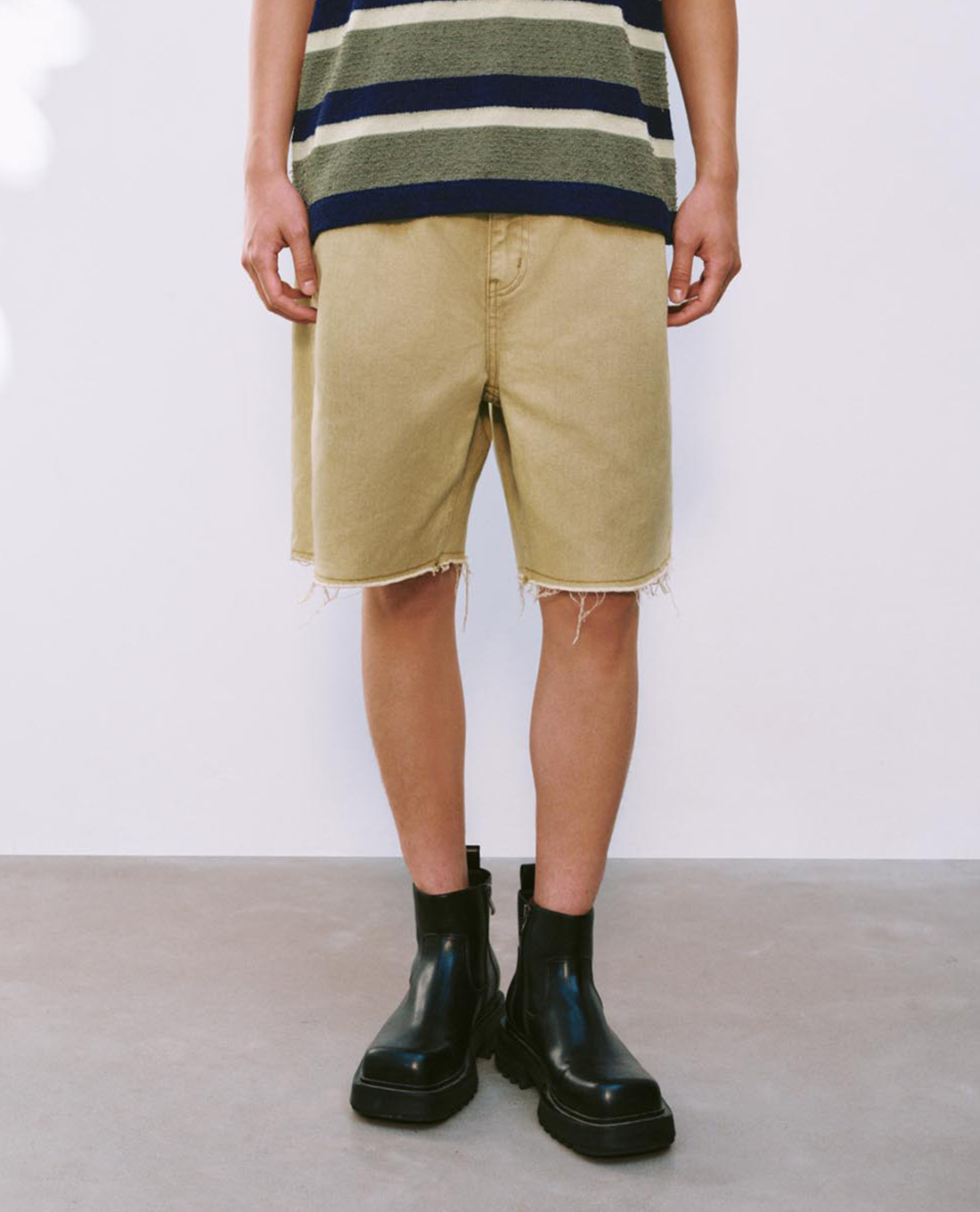 URBAN REVIVO - Quần short jeans nam ngang gối Leisure