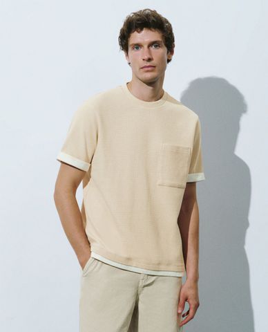  URBAN REVIVO - Áo thun nam cổ tròn tay ngắn phối túi Straight 