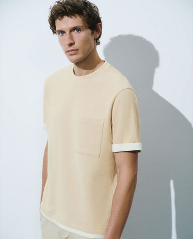  URBAN REVIVO - Áo thun nam cổ tròn tay ngắn phối túi Straight 