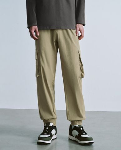  URBAN REVIVO - Quần nam ống rộng lưng thun phối túi hộp thời trang 