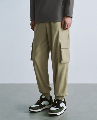  URBAN REVIVO - Quần nam ống rộng lưng thun phối túi hộp thời trang 