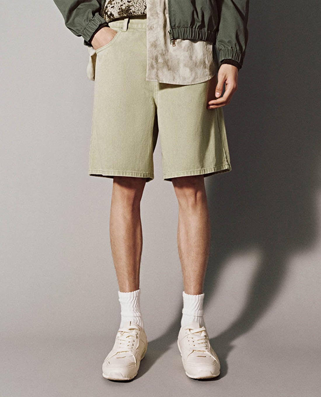 URBAN REVIVO - Quần short jeans nam hiện đại