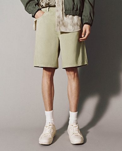  URBAN REVIVO - Quần short jeans nam hiện đại 