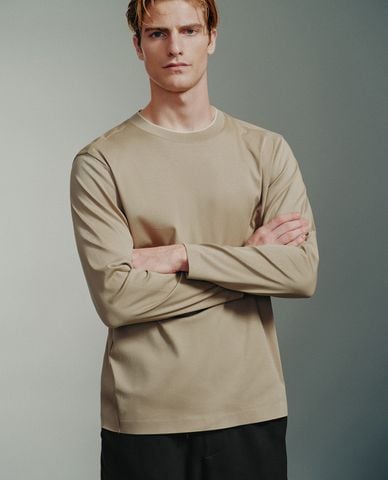  URBAN REVIVO - Áo thun nam cổ tròn tay dài trẻ trung 