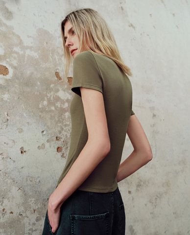  URBAN REVIVO - Áo thun nữ cổ tròn tay ngắn 