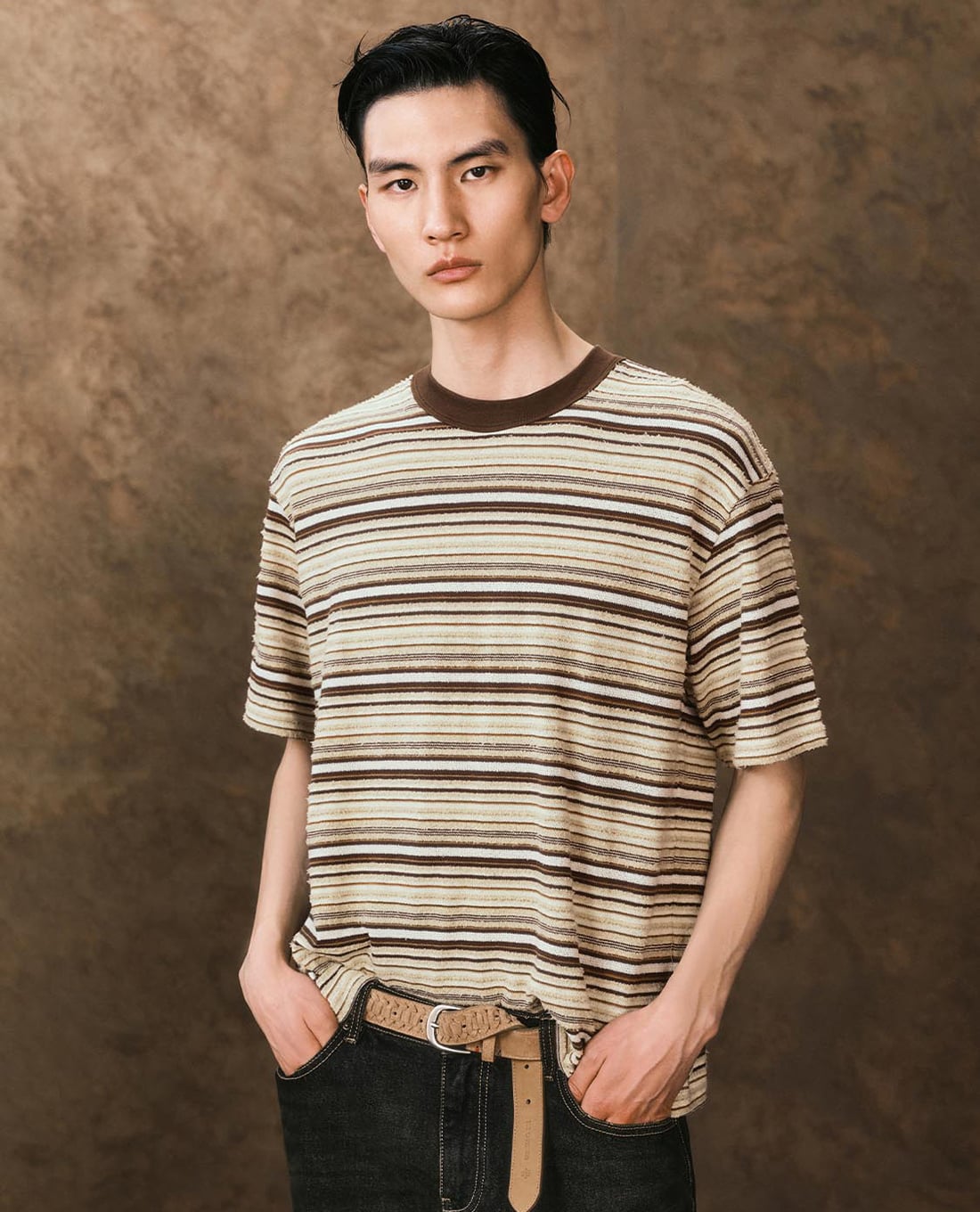 URBAN REVIVO - Áo thun nam cổ tròn tay ngắn phối sọc