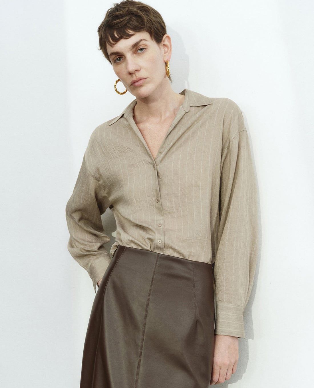 URBAN REVIVO - Áo sơ mi nữ cổ bẻ tay dài phom suông